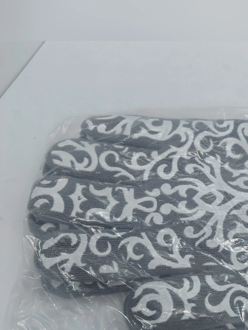 Temptations By Tara Oven Gloves Gray White 11.5